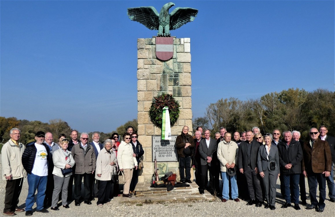 Gäste vor dem Denkmal der Zollwache