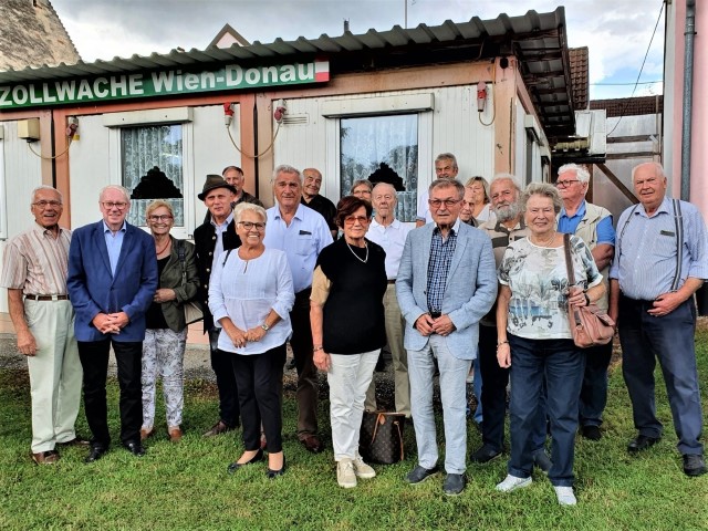 Gruppe vor dem Zollhaus