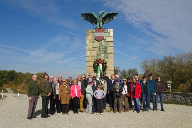 Gruppenbild vor dem Denkmal