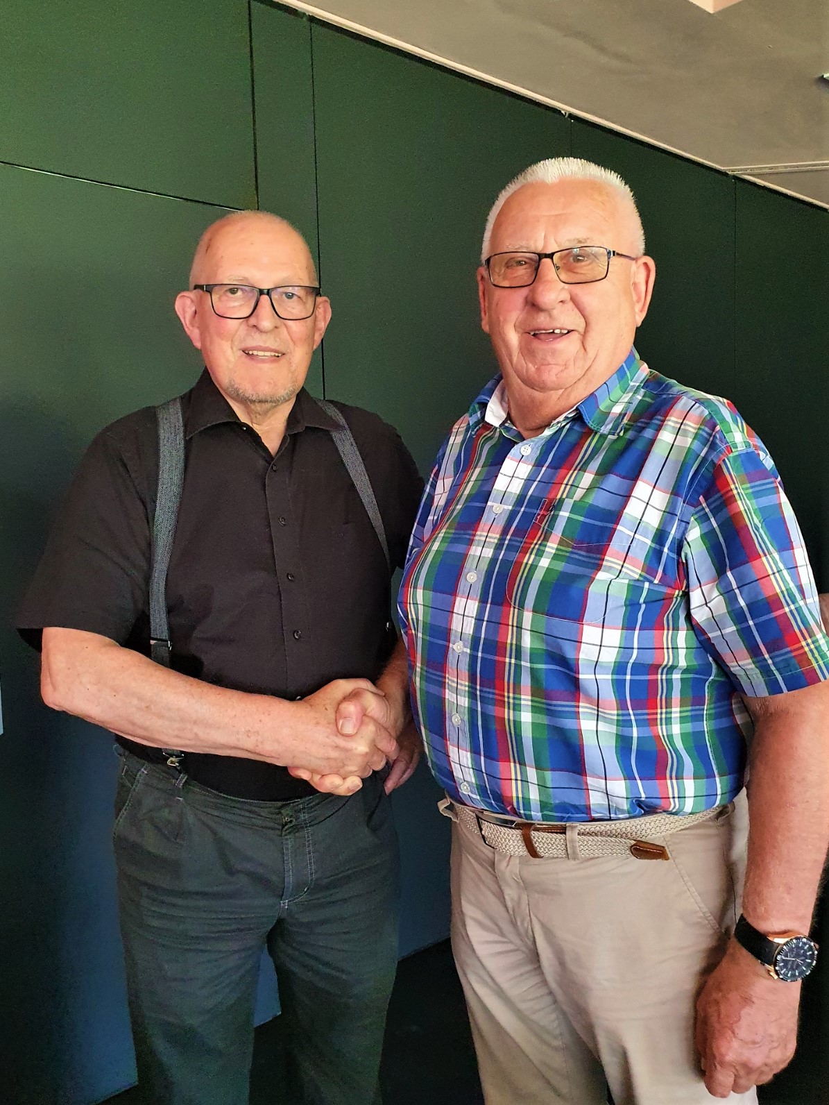Herbert Reisenhofer gratuliert Ferdinand Hampl (li) zur Wahl